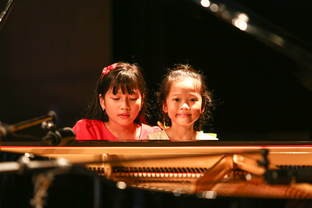 Học đàn piano giúp bé phát triển toàn diện mọi kỹ năng